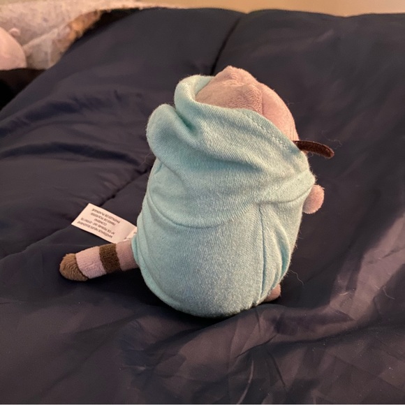 Pusheen wearing a hoodie plush - Picture 4 of 4